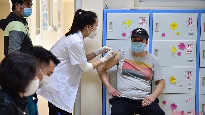 A Hanoi resident is vaccinated against COVID-19. (Photo: Thanh Dat)