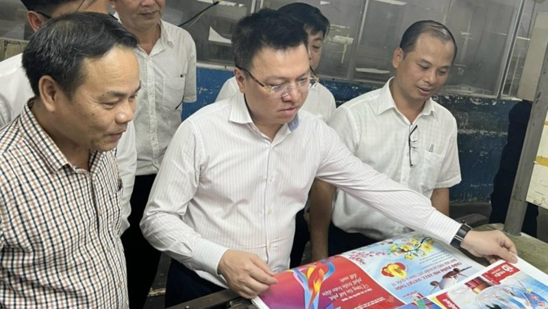 Nhan Dan's Editor-in-chief Le Quoc Minh visits the newspaper's printing company in Ho Chi Minh City.