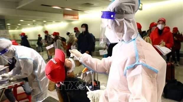 Passengers have nasal swabs taken for COVID-19 testing at Noi Bai International Airport in Hanoi. (Photo: VNA)