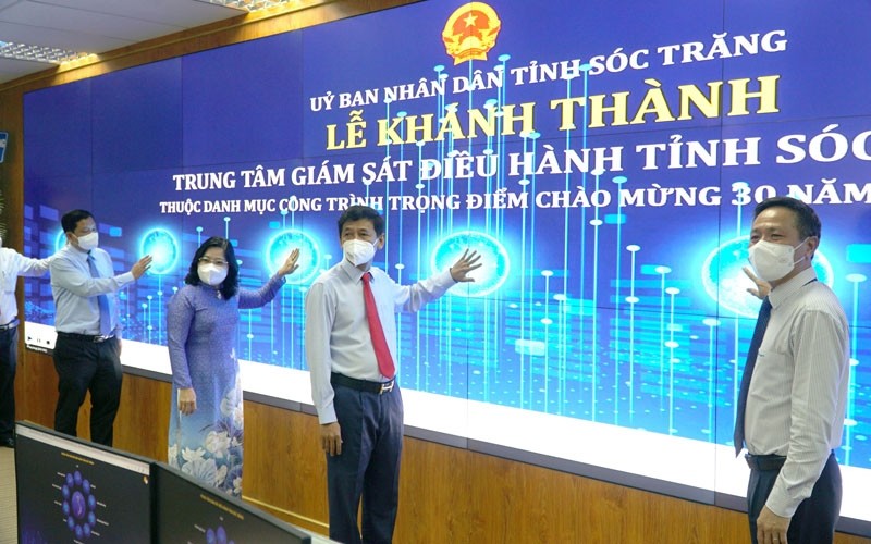 Leaders of Soc Trang province and VNPT Group launch the centre.