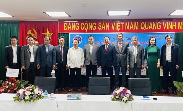 The Executive Committee of the Vietnamese Business Association in Northern Laos pose for a photo at the congress (Source: VNA)