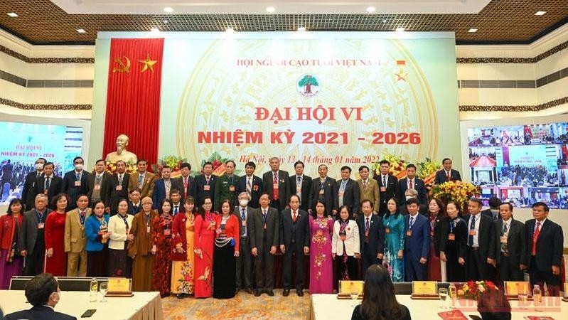 Vice Chairman of the National Assembly Tran Thanh Man (eleventh from the right) poses a photo with the new executive committee of the Vietnam Association of the Elderly in its congress on January 14. (Photo: VNA)