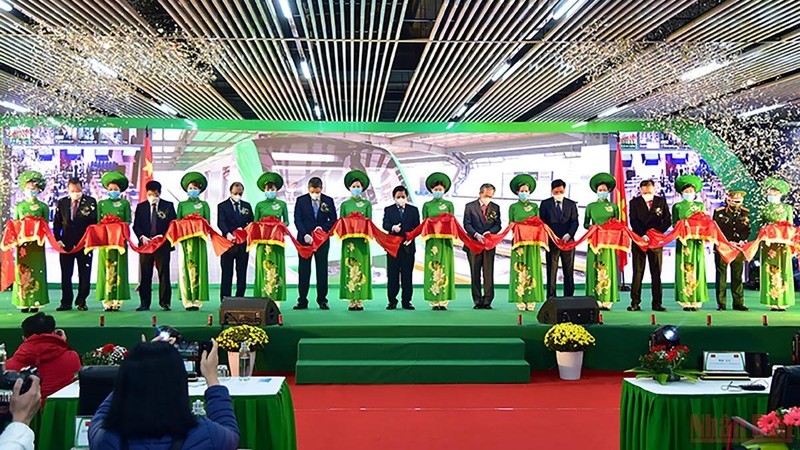 Delegates cut the ribbon to inaugurate the Cat Linh - Ha Dong urban metro line. (Photo: THANH DAT)