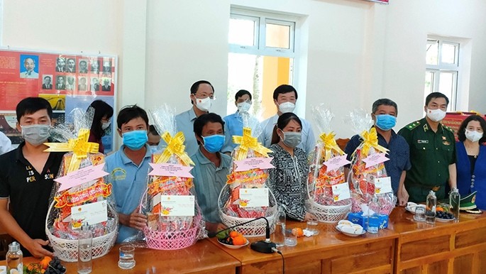 NA Vice Chairman Tran Quang Phuong presents Tet gifts to disadvantaged people in Dong Thap (Photo: NDO/Huu Nghia)