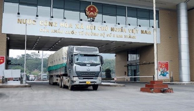 A truck carries goods through the international border gate No II Kim Thanh in Lao Cai (Photo: VNA)