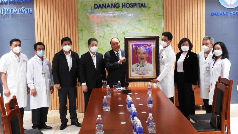 President Nguyen Xuan Phuc presents a portrait of President Ho Chi Minh to the Da Nang General Hospital.