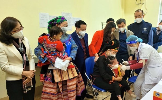 The delegation observed immunisation activities for children at Dai Son commune's health station. (Photo: baoyenbai.com.vn)