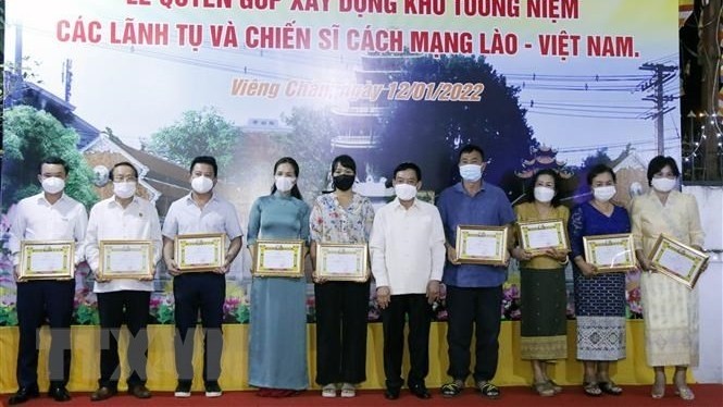 Vietnamese in Laos are honoured by the Lao Ministry of Home Affairs for their contributions to social activities. (Photo: VNA)