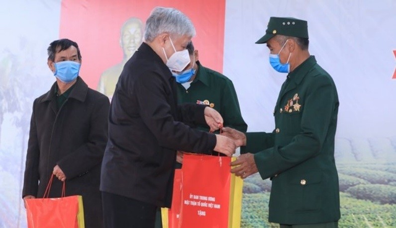 President of the Vietnam Fatherland Front Central Committee Do Van Chien presents gifts to policy beneficiary families and households in need, throughout the northern province of Thai Nguyen. (Photo: Diep Vinh)