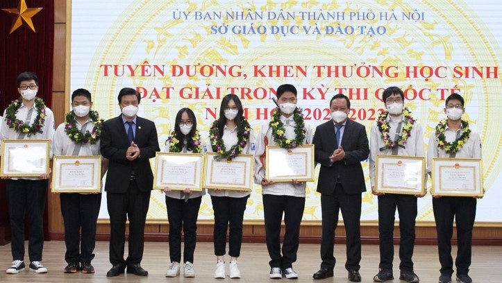 Deputy Minister of Education and Training Nguyen Huu Do and Deputy Secretary of the Hanoi Party Committee Nguyen Van Phong, awarded certificates of merit from the City People's Committee to the students who won gold medals.