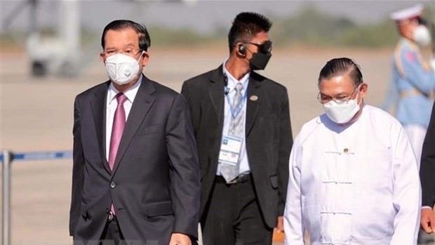 Cambodian Prime Minister Samdech Techo Hun Sen (L) arrives in Myanmar on January 7. (Photo: Xinhua/VNA)