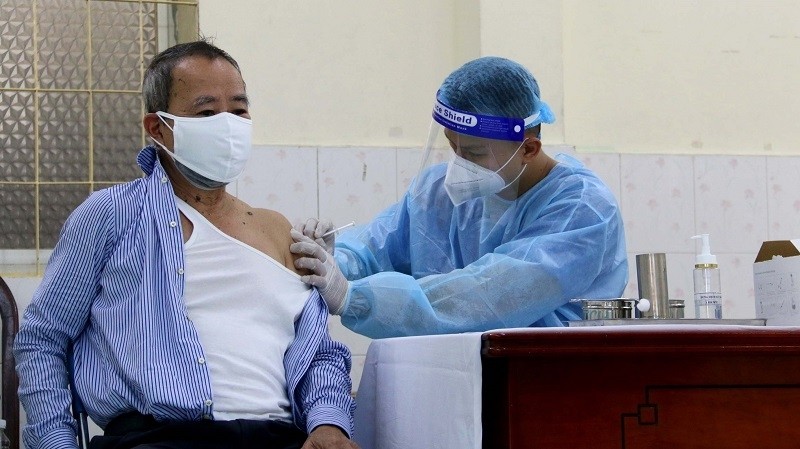 A Ho Chi Minh City resident is vaccinated against COVID-19. (Photo: VNA)