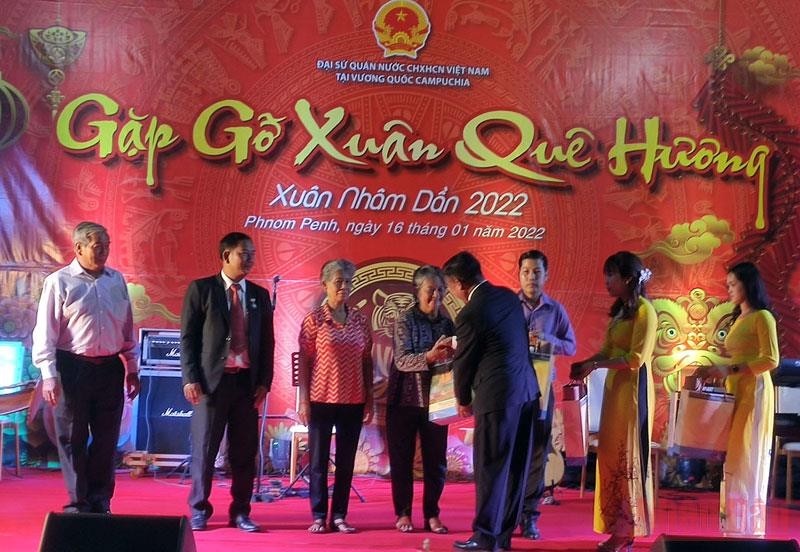 Ambassador Nguyen Huy Tang presents gifts to five outstanding families of overseas Vietnamese in Cambodia.