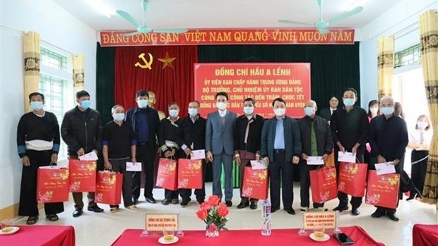 The delegation present gift packages totaling over 55 million VND (2,420 USD) for organisations, disadvantaged households and policy beneficiary families in ethnic minority areas in Than Uyen.(Photo: VNA)