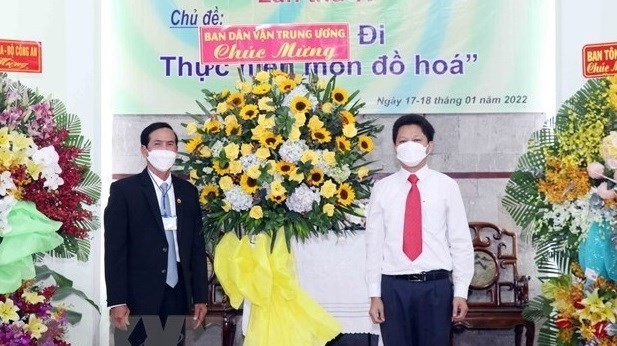 A representative of the Government Committee for Religious Affairs presents flowers to celebrate the Vietnam Seventh-Day Adventist Church's fourth general assembly (Photo: VNA)