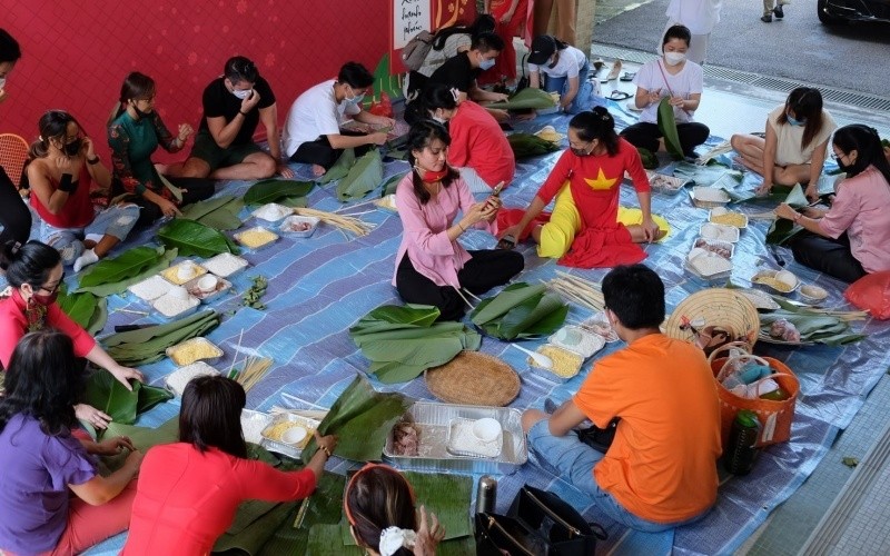 Vietnamese expats in Singapore excitedly join ‘chung’ making contest (Photo: VNA)