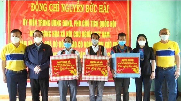NA Vice Chairman Nguyen Duc Hai (second from left) presents gifts to people in  Phuoc Kim Commune, Phuoc Son District, Quang Nam Province (Photo: NDO/Tan Nguyen)