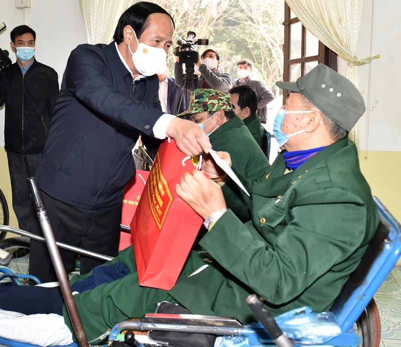 Deputy PM Le Van Thanh presents gifts to wounded and sick soldiers who are receiving treatment at Duy Tien War Invalids Nursing Centre. (Photo: VGP)