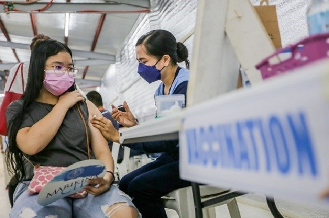 A girl gets vaccinated against COVID-19 in Marikina city, the Philippines, on November 29, 2021 (Photo: Xinhua/VNA)