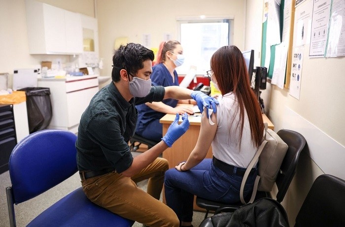 A person receives a dose of the Pfizer BioNTech vaccine, at vaccination centre for young people and students at the Hunter Street Health Centre, amid the coronavirus disease (COVID-19) outbreak, in London, Britain, June 5, 2021.(Photo: Reuters)