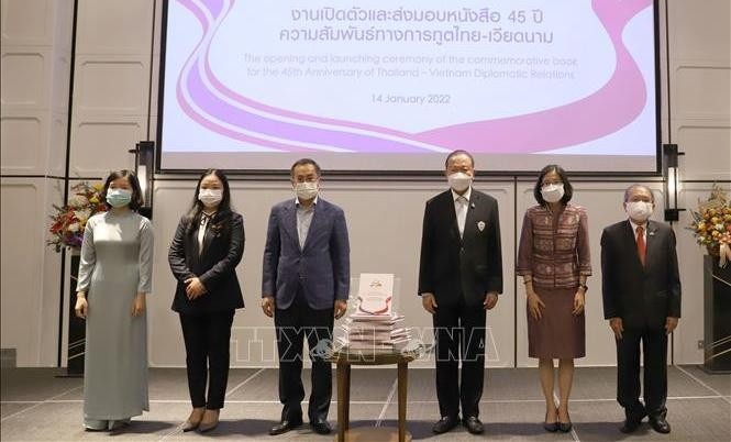 At the ceremony to release the book. (Photo: VNA)