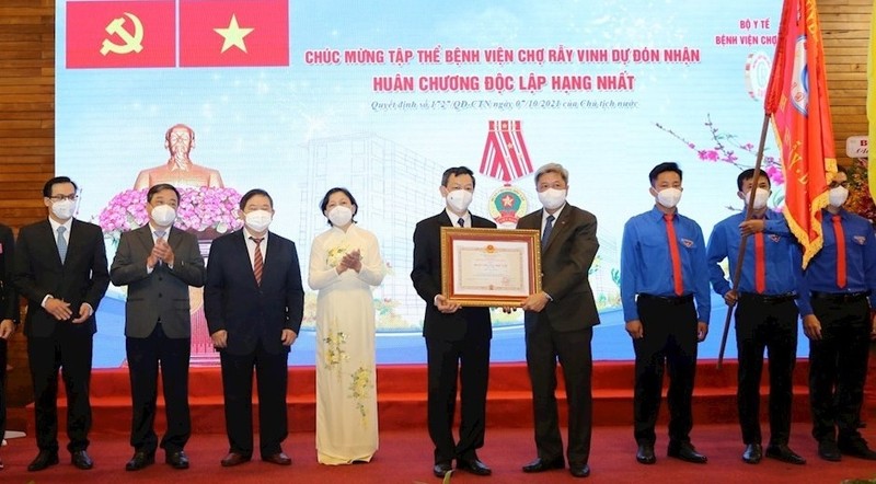 Cho Ray Hospital presented with the First-Class Independence Order. (Photo: hcmcpv.org.vn)