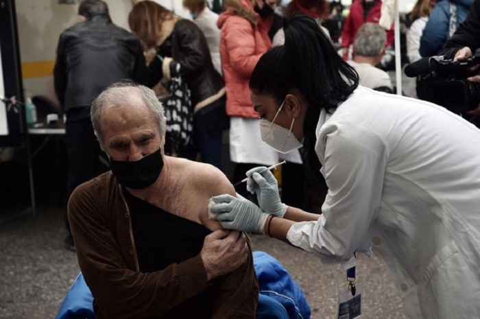 Greece has begun imposing recurring fines on those over the age of 60 who are unvaccinated against COVID-19 to try to boost inoculation in the most vulnerable age group even as infection rates from the fast-spreading Omicron variant are slowing. (File photo: AFP)