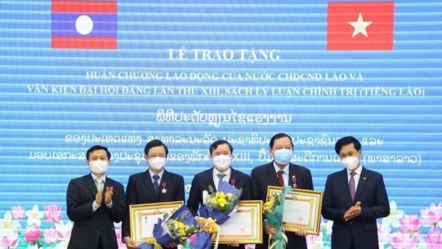 Vietnamese officials receive Laos’s labour orders