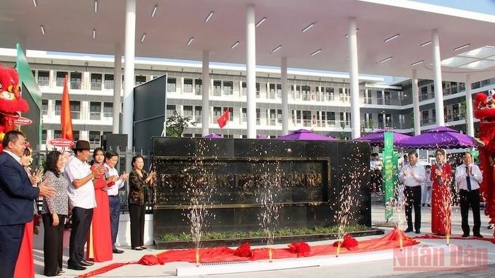 The inauguration ceremony for Chau Hoa Secondary School in Ben Tre province (Photo: NDO)