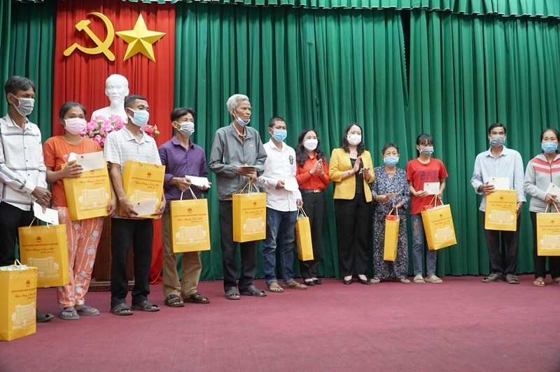 Vice President Vo Thi Anh Xuan presents gifts to needy people in My Tu district, Soc Trang province.