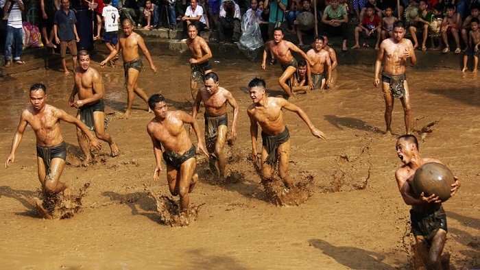 The traditional mud ball wresting festival in Bac Giang Province conveys people’s wishes for good weather and a bountiful harvest (Photo: baobacgiang.com.vn)