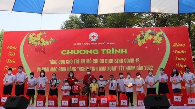 COVID-19 orphans in Ho Chi Minh City receive Tet gifts. (Photo: VNA)