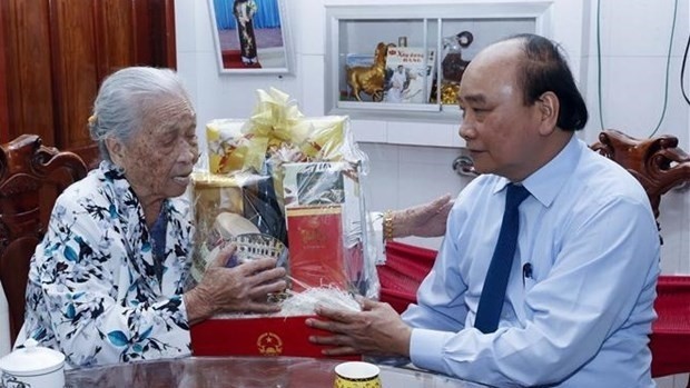 President Nguyen Xuan Phuc visits and presents a Tet gift to the 95-year-old Heroic Vietnamese Mother Le Thi Tai in Long Xuyen city, An Giang province, on January 18. (Photo: VNA)