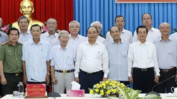 President Nguyen Xuan Phuc meets with incumbent and former leaders of An Giang province on January 18 as part of his working trip to the locality on the occasion of the Lunar New Year festival. (Photo: VNA)