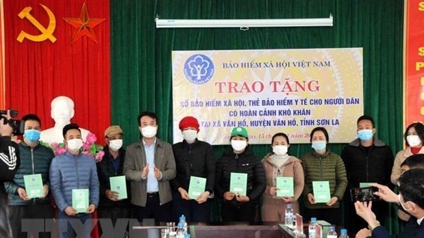 The Vietnam Social Security (VSS) presents social insurance books to disadvantaged people in Van Ho district, Son La province (Photo: VNA)