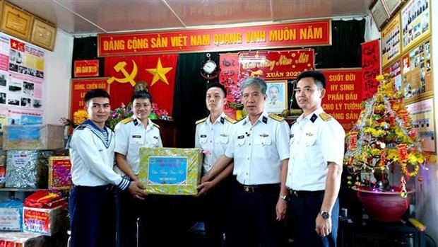 The delegation present gifts to officers and soldiers on the rigs. (Photo: VNA)