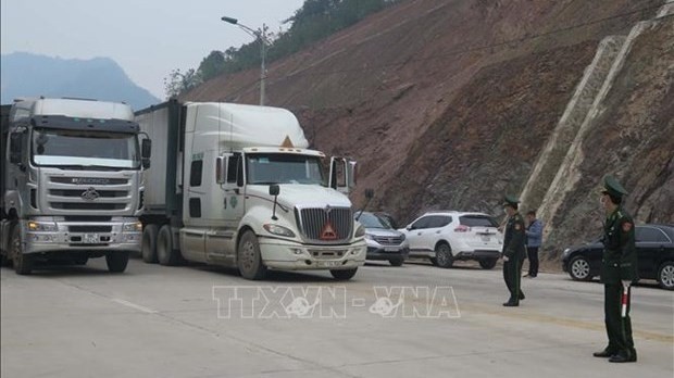 Nearly 6,000 vehicles were waiting for customs clearance in Lang Son and Quang Ninh provinces on December 24 and 25. (Photo: VNA)