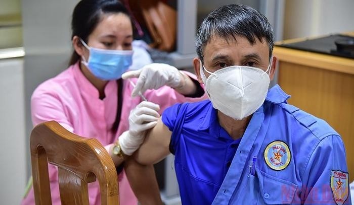 People are vaccinated against COVID-19. (Photo: NDO)