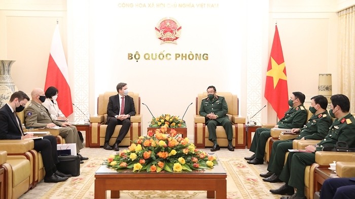 Deputy Minister of National Defence Sen. Lt. Gen Pham Hoai Nam and Polish Ambassador to Vietnam Wojciech Gerwel. (Photo: mod.gov.vn)