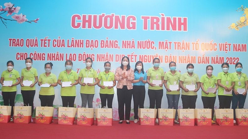 Vice President Vo Thi Anh Xuan presents Tet gifts to disadvantaged workers of CyVina company in Tra Vinh province (Photo: NDO/Minh Khoi)