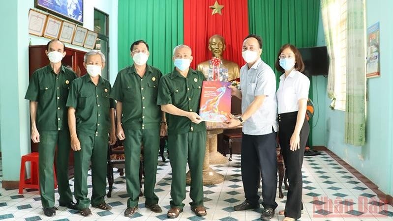 Nhan Dan Newspaper presents spring issue to war veterans in Dong Nai (Photo: NDO/Thien Vuong)