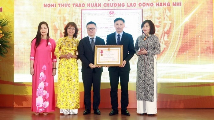 Chairman of Vietnam Journalists' Association Le Quoc Minh presents second-class Labour Order to the Journalist Magazine. (Photo: hanoimoi.com.vn)