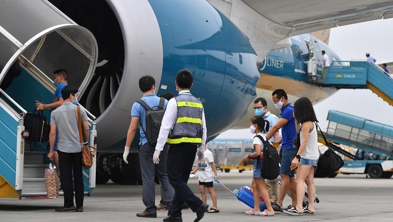 Passengers are boarding a flight of Vietnam Airlines. (Photo: VNA)