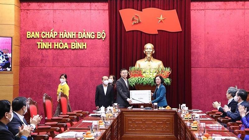 Politburo member Truong Thi Mai presents gifts to Hoa Binh Province.