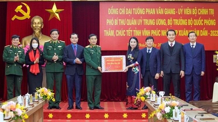 Defence Minister Phan Van Giang extends Tet greetings to Vinh Phuc Province. (Photo: VNA)