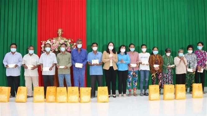 Vice President Vo Thi Anh Xuan presents gifts to needy people in Tra Vinh Province. (Photo: VNA)