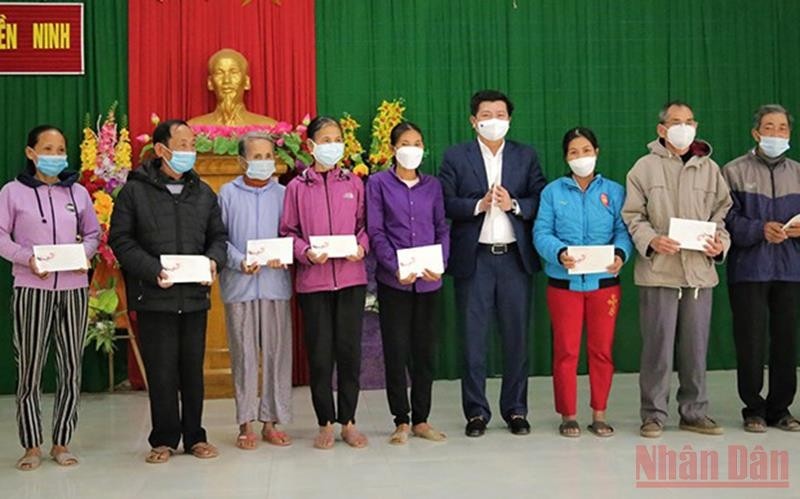 Gifts presented to needy households in Hien Ninh commune, Quang Ninh district, Quang Binh province. (Photo: NDO)