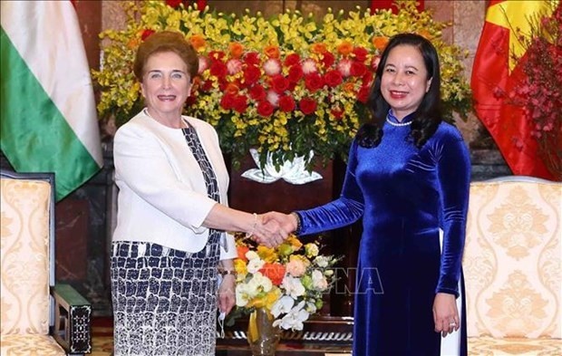 Vice President Vo Thi Anh Xuan (R) and First Officer of the Hungarian National Assembly Márta Mátrai (Photo: VNA)
