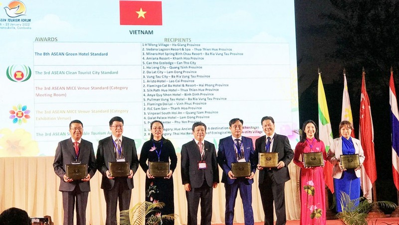 Deputy Minister of Culture, Sports and Tourism Doan Van Viet and representatives of localities and units received the award. (Photo: Vietnam National Administration of Tourism)