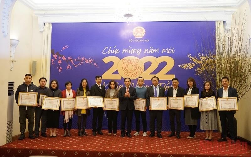 Collectives and individuals with outstanding achievements and important contributions to external information work in 2021, receive Medals and Certificates of Merit from the Minister of Foreign Affairs. 
